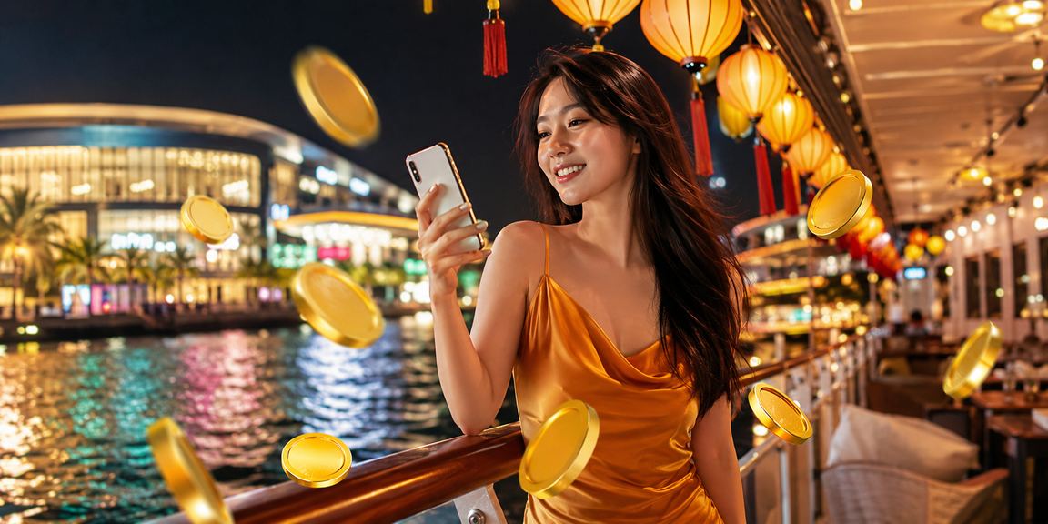 Người dùng Phú Quốc tại chợ đêm tra thông tin cashback và bonus trước khi đặt cược